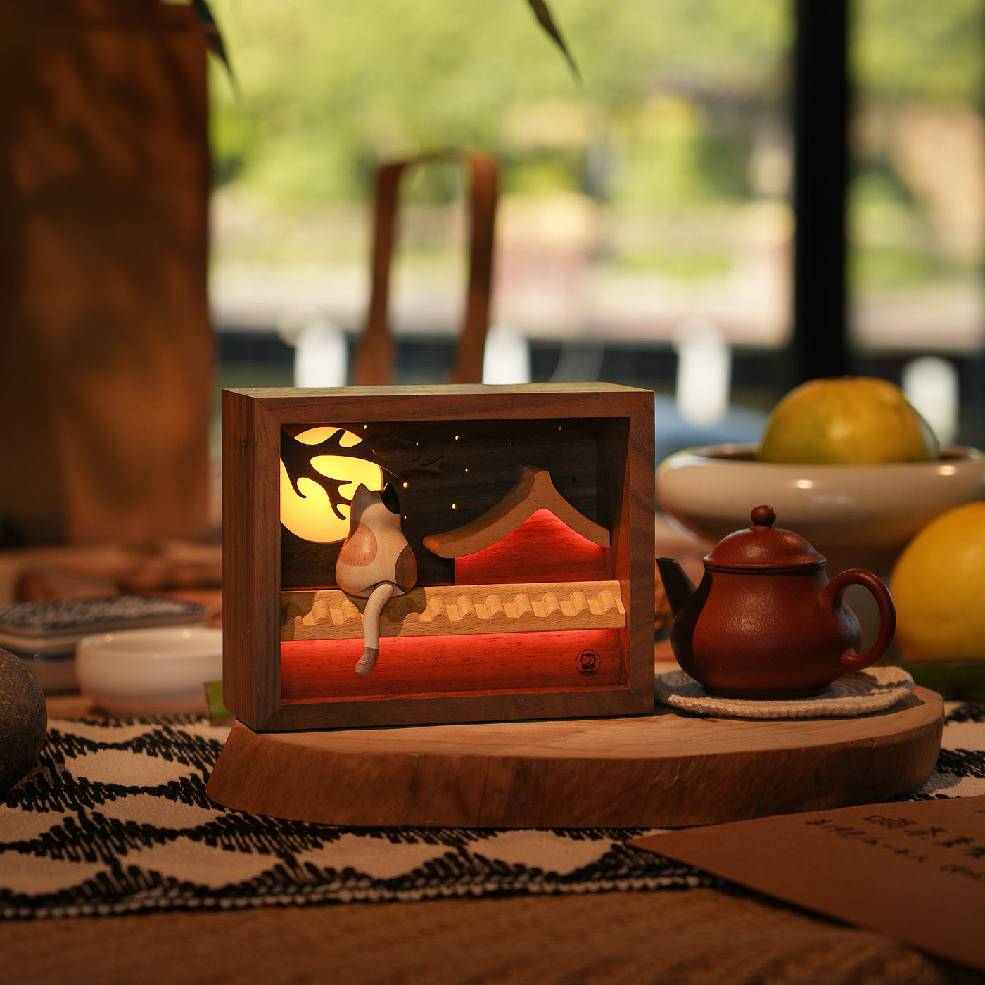 Moon-Gazing Wooden Cat Lamp material detail